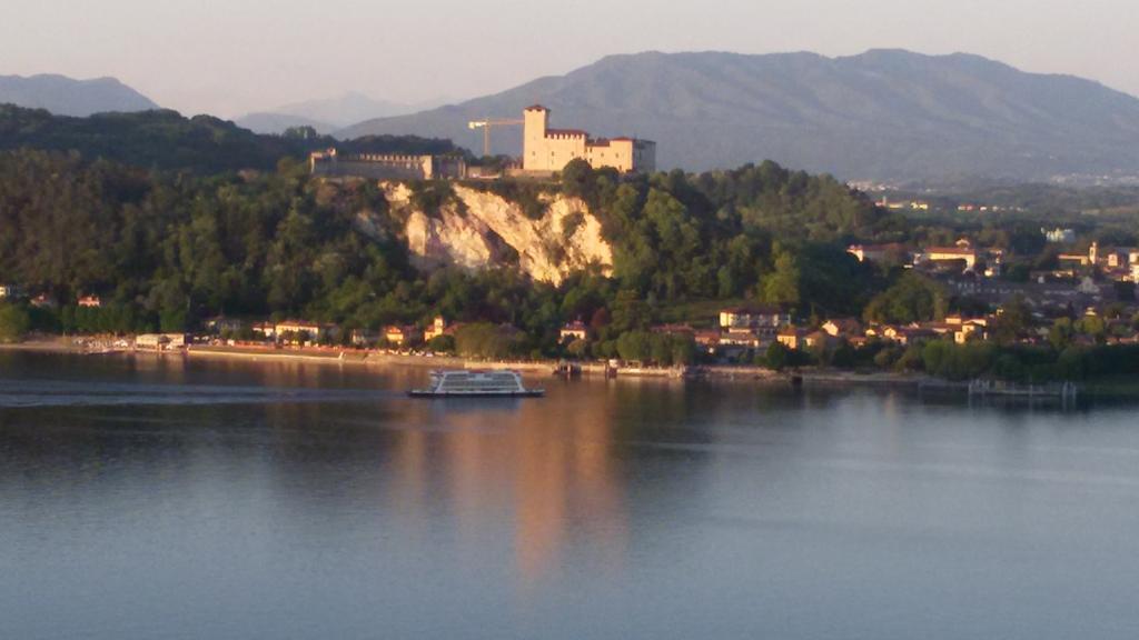 Casa Corte Alla Rocca Arona Eksteriør bilde